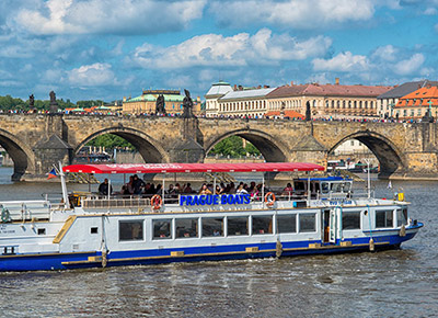 Schiffsfahrt im Zentrum von Prag