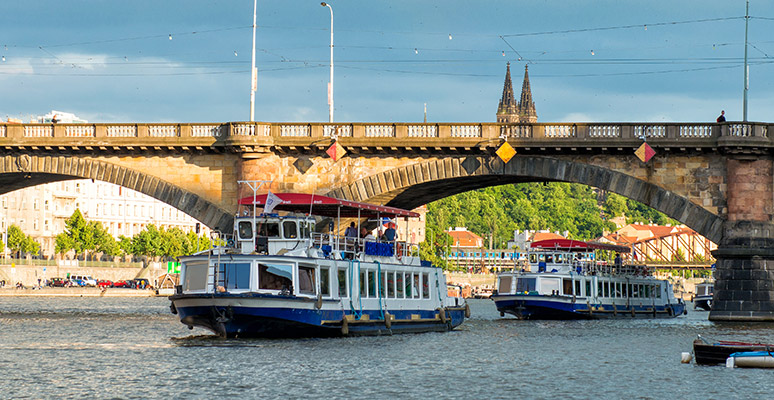 Zweistündige Moldaufahrt durch die Schleuse